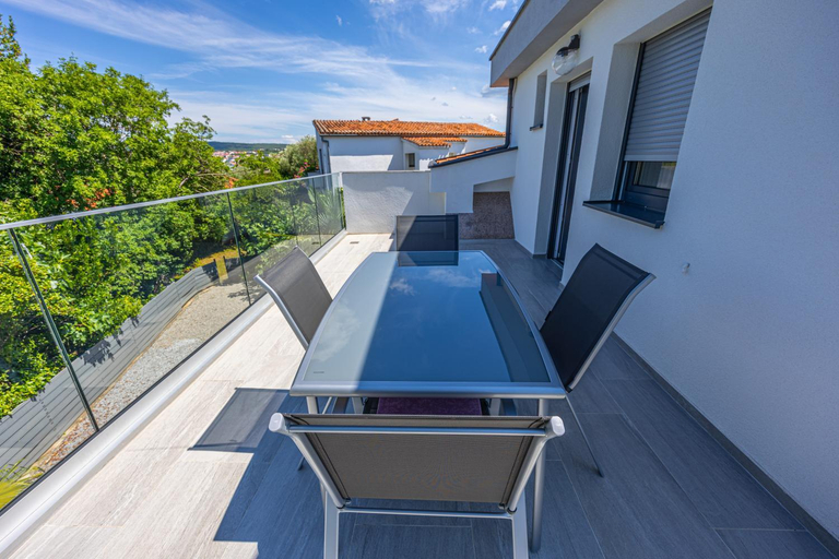 Balcony/terrace 2, VILLA NINA MALINSKA 150m FROM THE BEACH, SWIMMING POOL, Malinska-Dubašnica