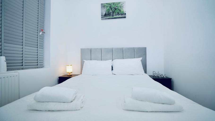 Bedroom 2, ILford Station, London