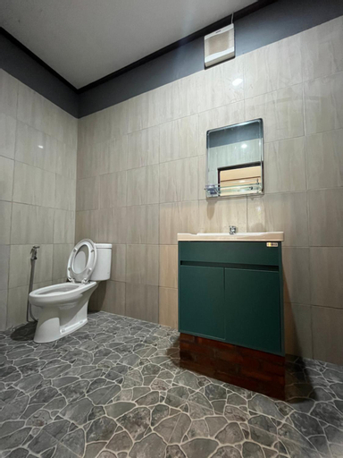 Bathroom 13