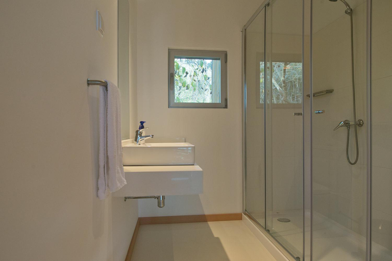 Bathroom 4, O Vale, Mafra