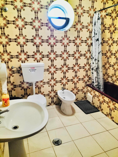 Bathroom 3, Portimao Central Holiday Guesthouse, Portimão