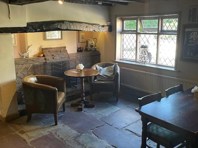 Others 4, Chequers Country Inn, Leicestershire