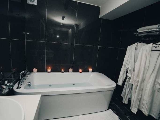 Bathroom 3, Hotel Romeo, Korçës