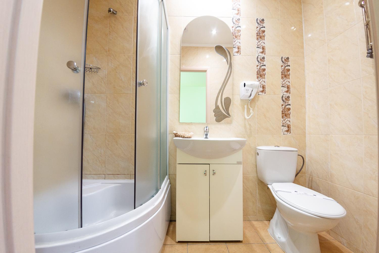 Bathroom 2, Discovery Hotel, L'vivs'ka
