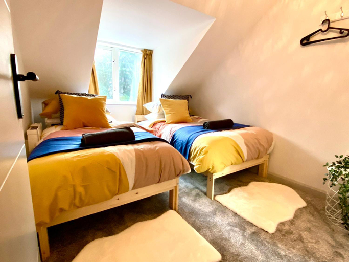 Bedroom 5, Beautiful Stylish 2 Bedroom Apartment! - 5 Minute Walk to the Best Beach! - Great Location - Parking, Poole