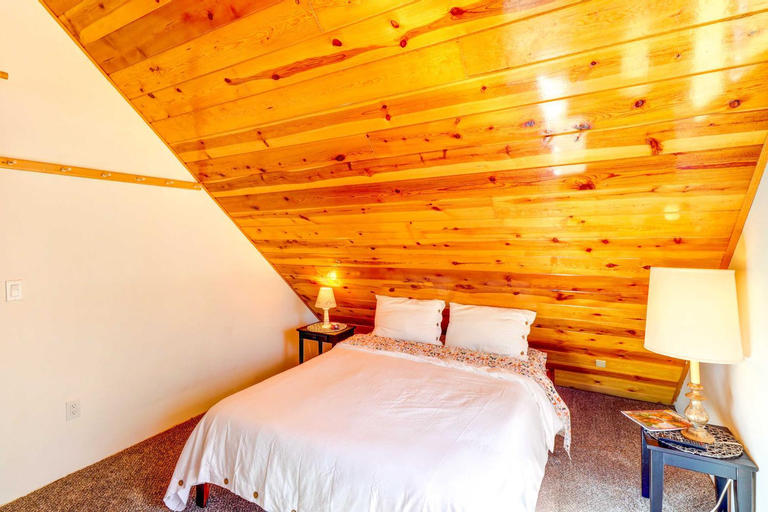 Lakeside Cabin Rental with Hot Tub - Close to Hiking, Navajo