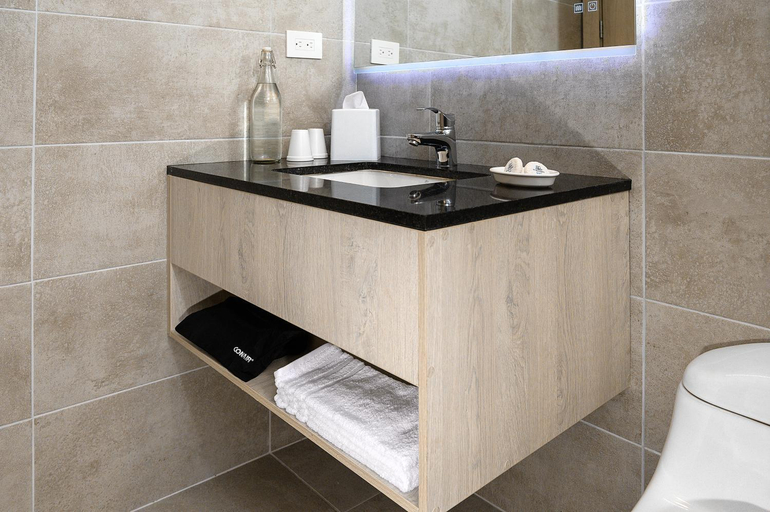 Bathroom 5, DoubleTree by Hilton Guayaquil, Guayaquil