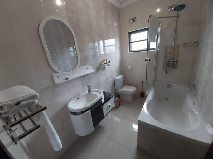 Bathroom 4, Top Stay Inn, Chobe