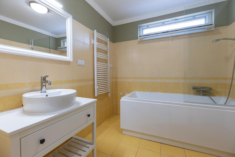 Bathroom 2, Angolkert Panzio, Hajdúhadház