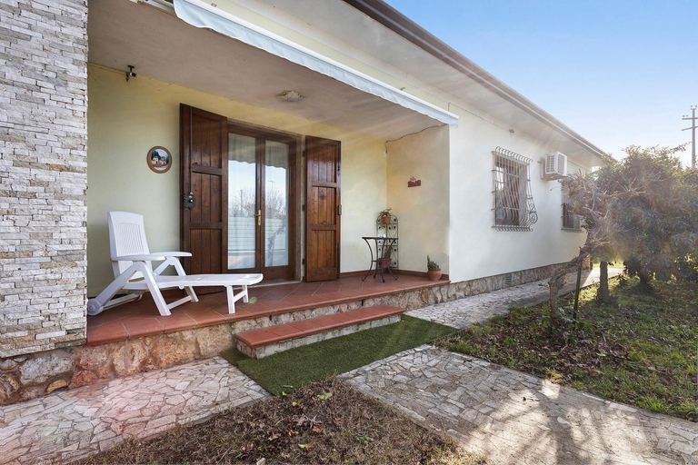 Casa tra gli ulivi vicino al mare, Lucca