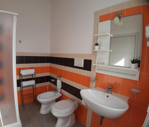 Bathroom 3, Costa Sicula, Syracuse