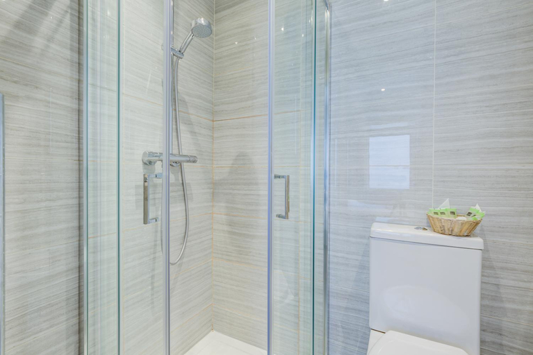 Bathroom 3, Kingsway Park Hotel, London