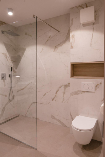 Bathroom 3, HISA PUTR, Trzin