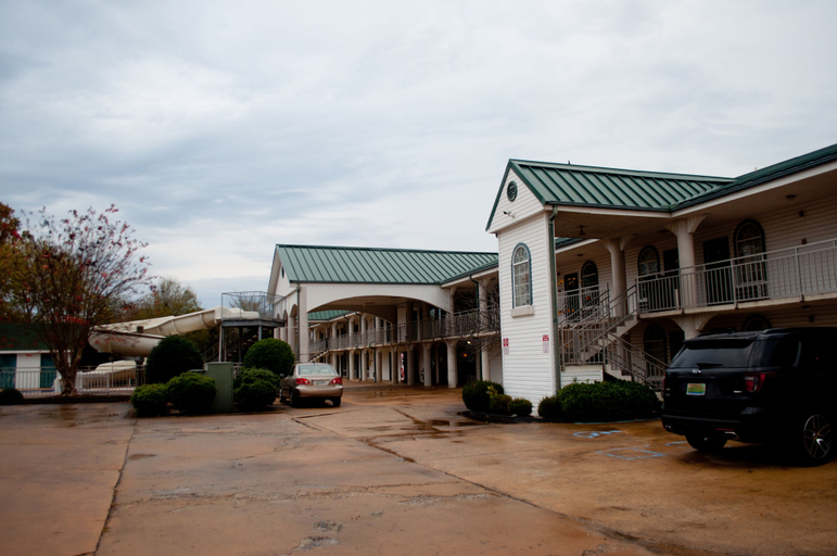 Exterior & Views 2, Americana Inn, Chester
