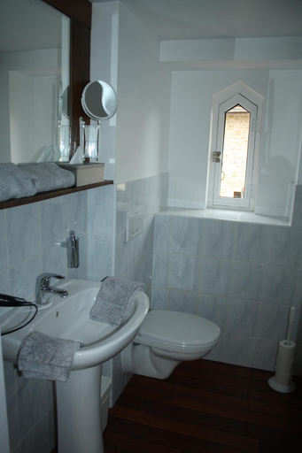 Bathroom 10