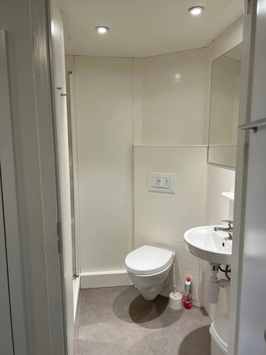 Bathroom 3, Pittville Student Village, Gloucestershire