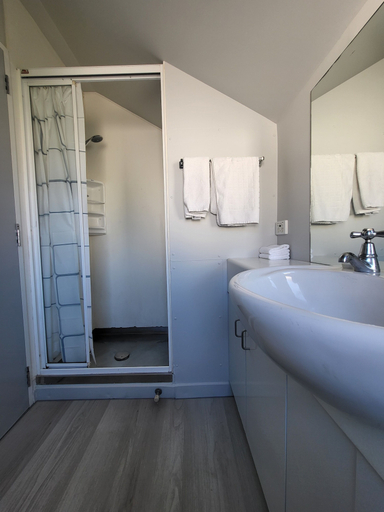 Bathroom 3, Courtesy Court Motel, Christchurch