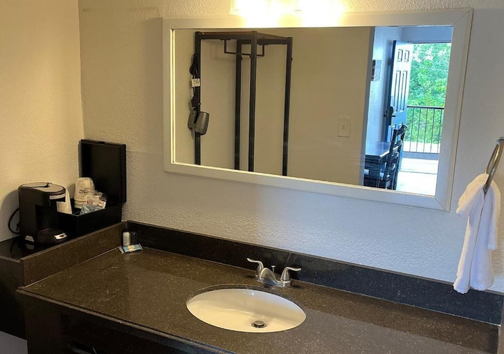 Bathroom 5, Ball Parks Inn, Taney
