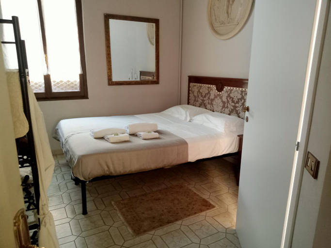 Bedroom 2, GRAZZANO ANTICA STAZIONE, Piacenza