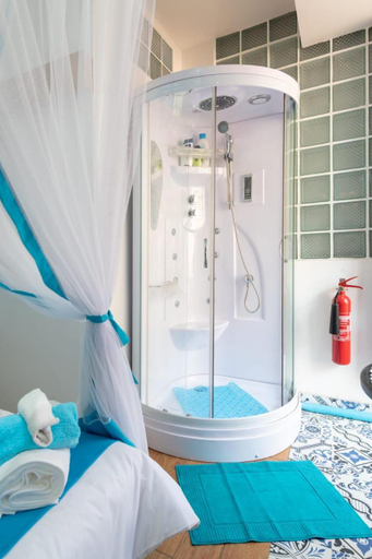 Bathroom 2, Casa Quimera, Maputo