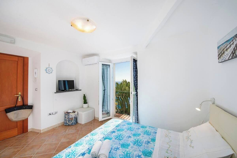 Bedroom 2, Mario's House, Salerno