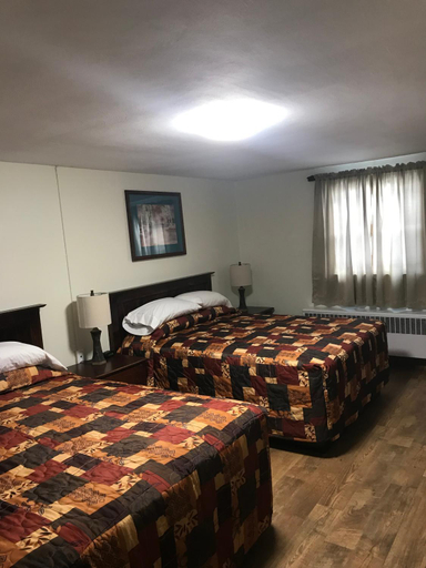 Bedroom 2, Evergreen Motel, Oswego