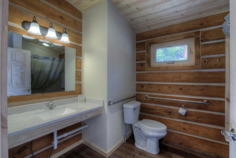 Bathroom 2, Powder House Lodge, Pennington