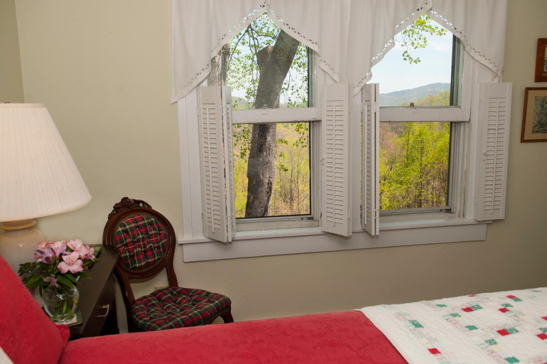 Bedroom 2, Orchard Inn, Polk