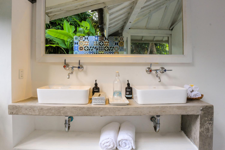 Bathroom 25
