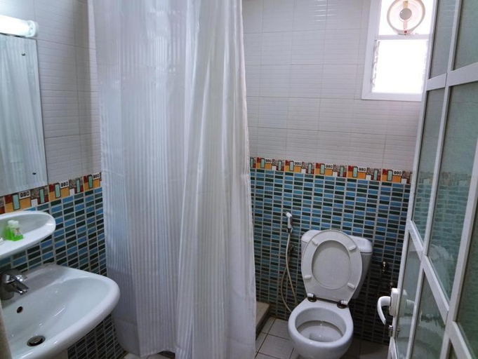 Bathroom 5, Plaza Hotel, Muscat