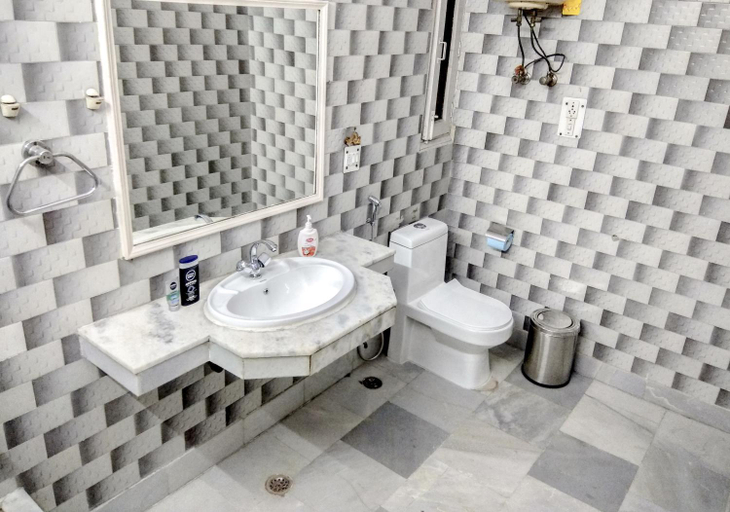 Bathroom 5, The Desire Hostel, Delhi