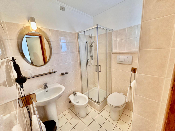 Bathroom 4, Hotel La Vetta Europa, Bari