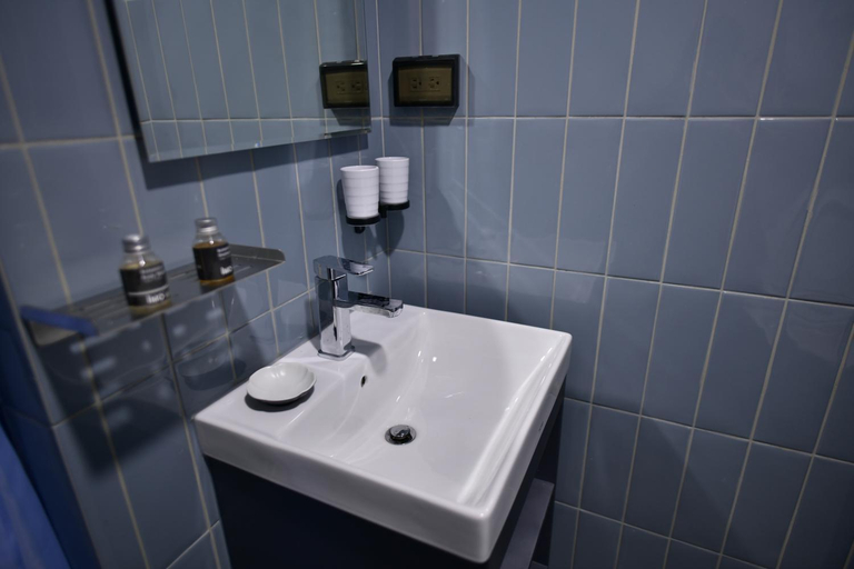 Bathroom 2, AnPing Inn Here, Tainan