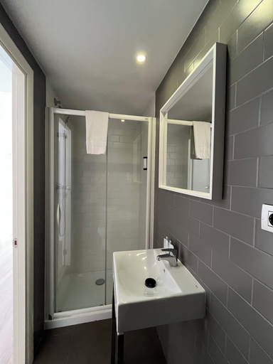 Bathroom 2, Apartamentos Express by gaiarooms, Barcelona