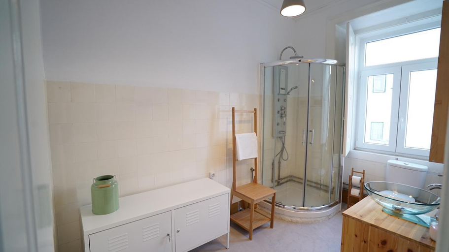 Bathroom 2, Mouraria Apartments, Lisbon