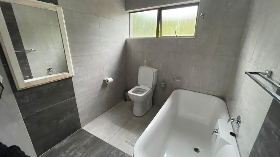 Bathroom 3, Belz Boutique Hotel, Sisonke