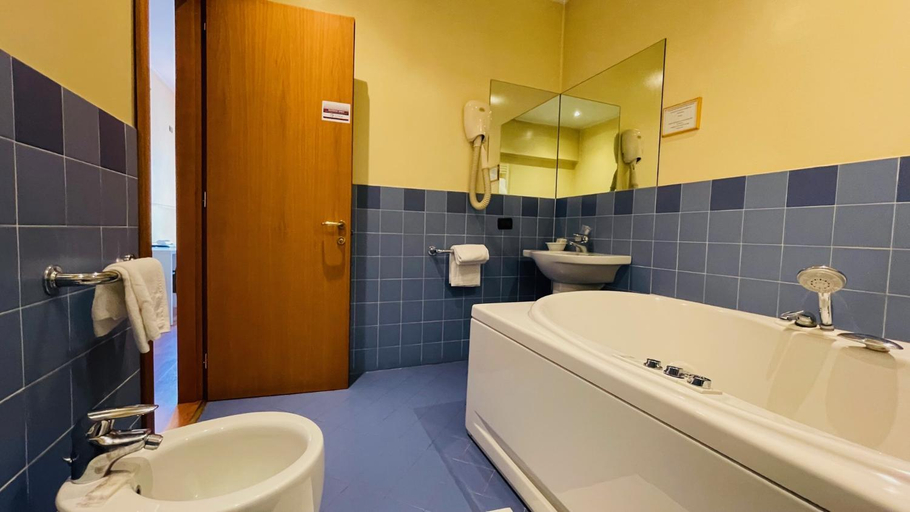 Bathroom 4, Orzi Hotel, Brescia
