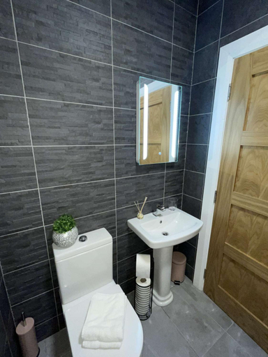 Bathroom, Atlantic Lodge, Main Street Ardara