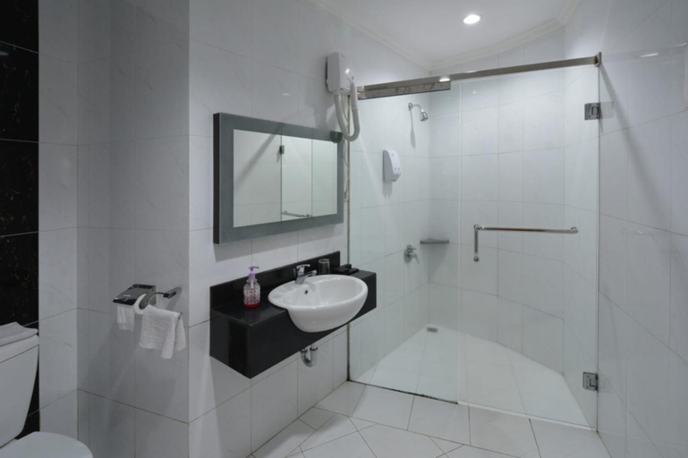 Bathroom 14