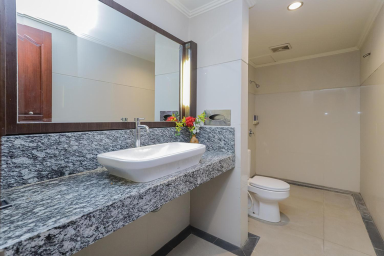Bathroom 12
