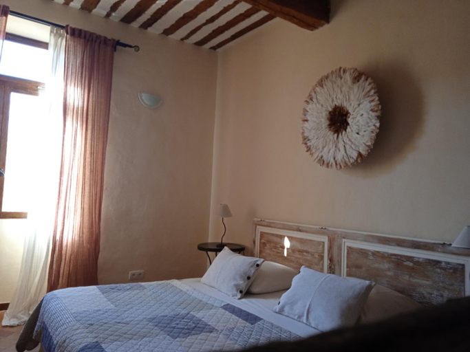 Others 4, Chambre d'hotes face au lavoir, Vaucluse