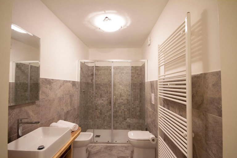 Bathroom 2, B&B Poggiobonizio, Siena