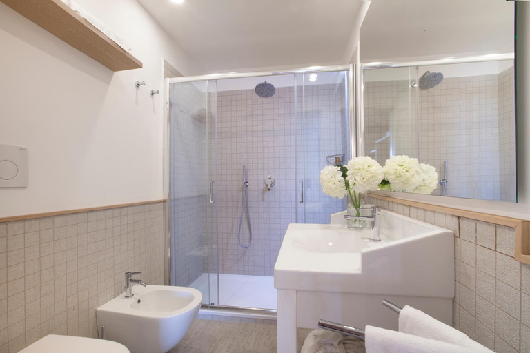 Bathroom 2, Ulisse Apartment, Napoli