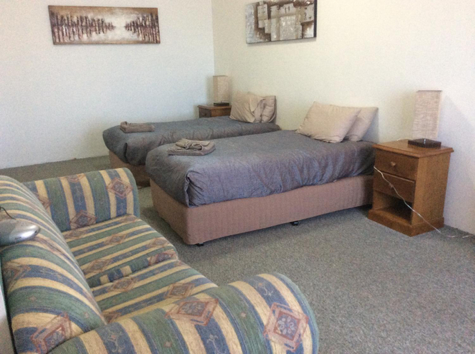 Others 5, New Whyalla Hotel, Whyalla