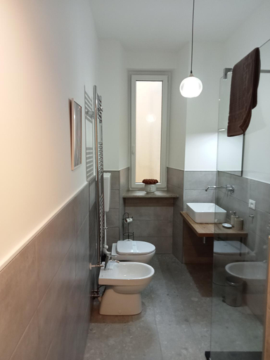 Others 4, Fenix Rooms, Trieste