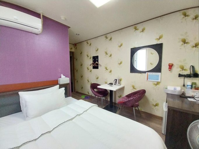 Bedroom 5, Daegu Dongdaegu Station 2X, Buk