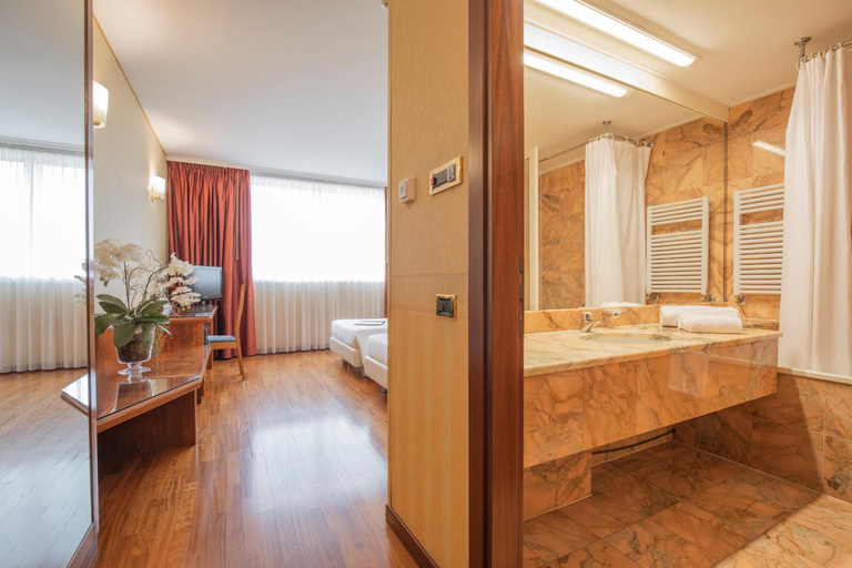 Bathroom 5, Montresor Tower, Verona