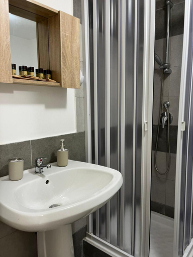 Bathroom 3, Borgo Levano, Agrigento