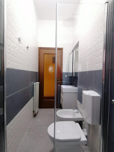 Bathroom 2, Due finestre sul cortile, Alessandria