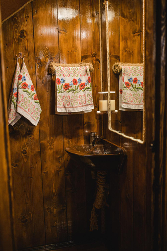 Bathroom 3, Kolyba Opryshkiv, Khusts'kyi